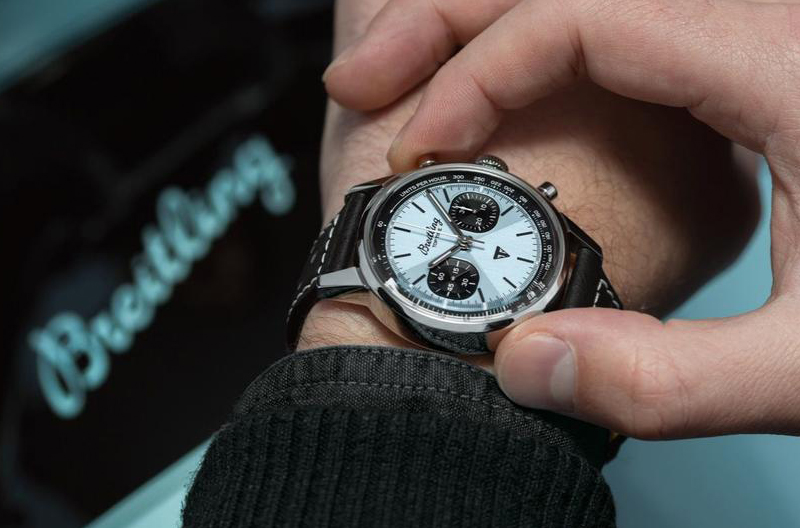 Breitling et Triumph nouent un partenariat autour d’une montre inédite et d’une moto en édition limitée