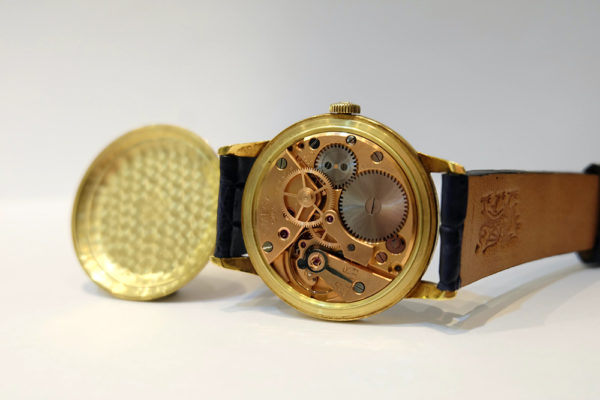 Omega nid d'abeille or jaune 36mm Circa 1952